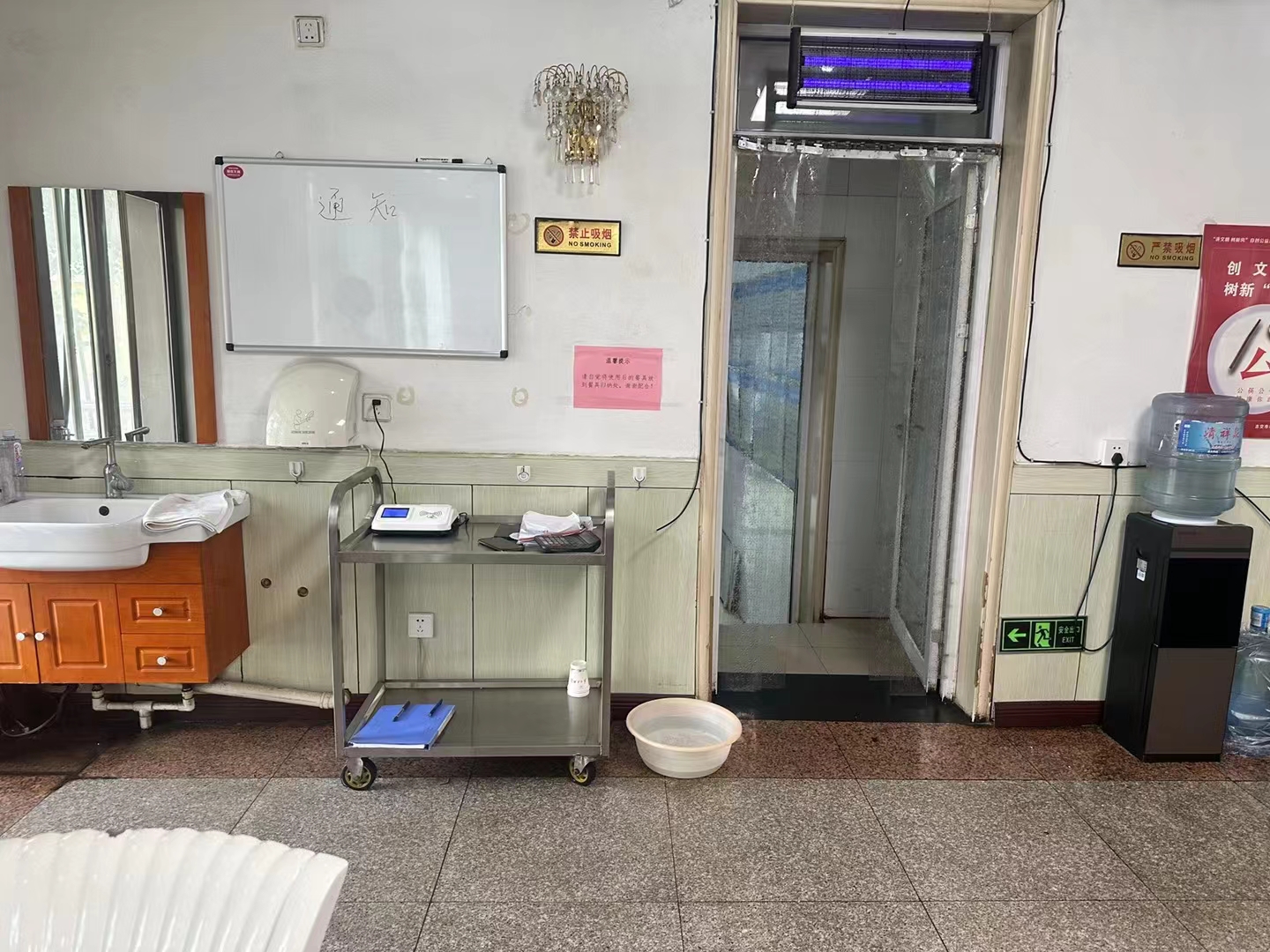 配图