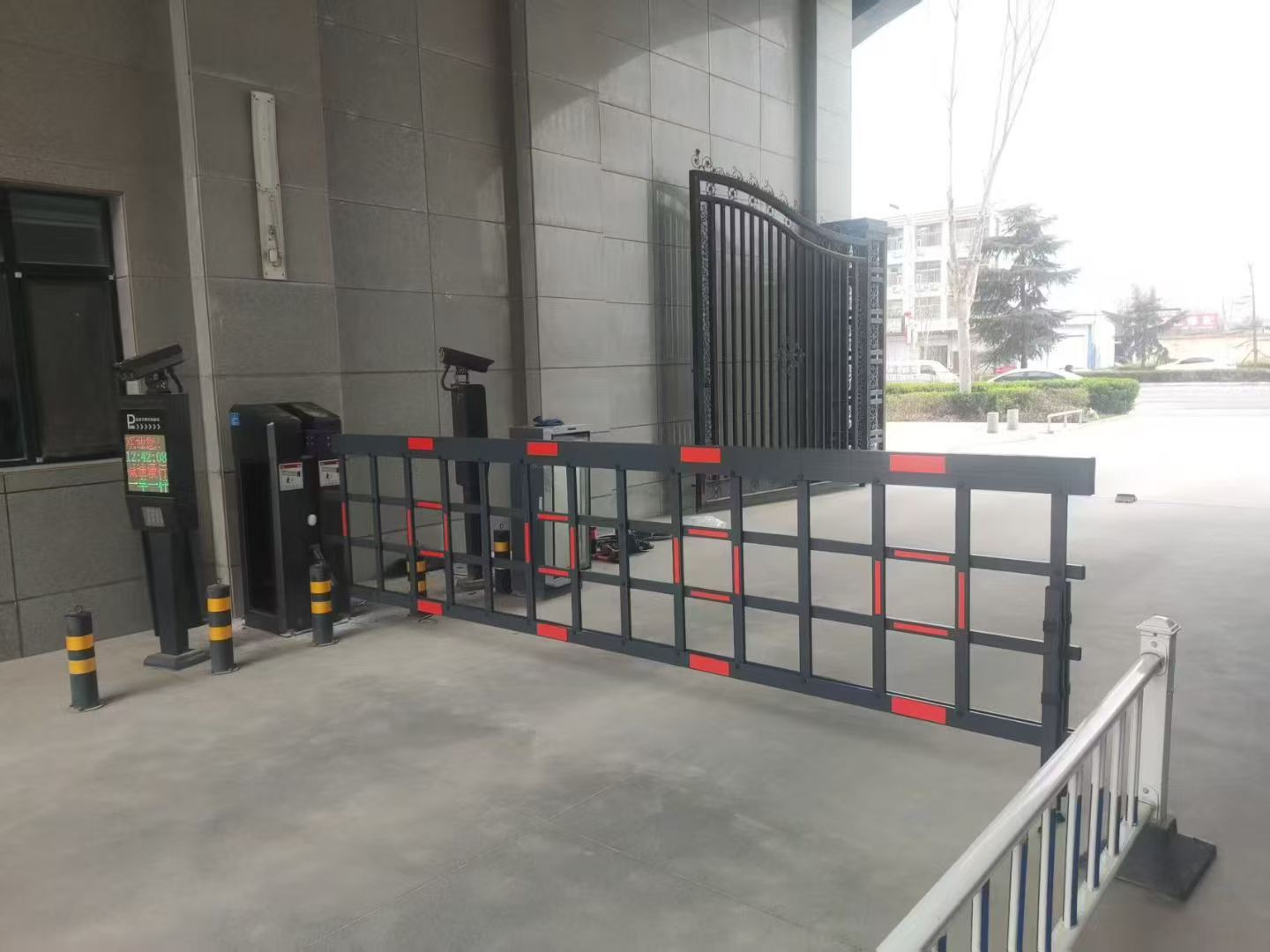 配图
